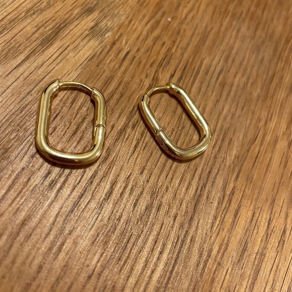 Faux gold small rectangle earrings - Picture 3 of 5